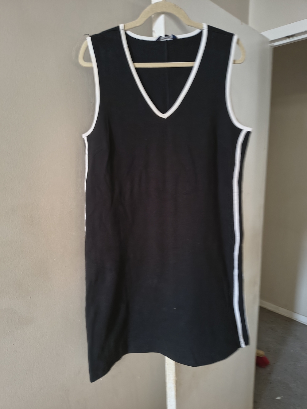 Reitmans Black XL V-Neck Sleeveless Shift Dress with 2  White Stripes At Side